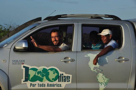 A Fiona e nossos guias nos levam com segurança pelas estradas do deserto na península La Guajira, na Colômbia